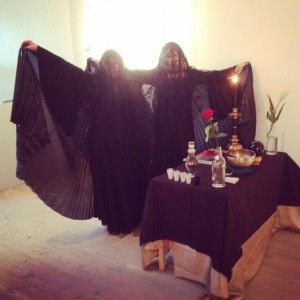  Sophiasystrar på Mörk Materia utställning i Botkyrka