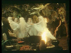  Älvorna dansar i trollens grotta.